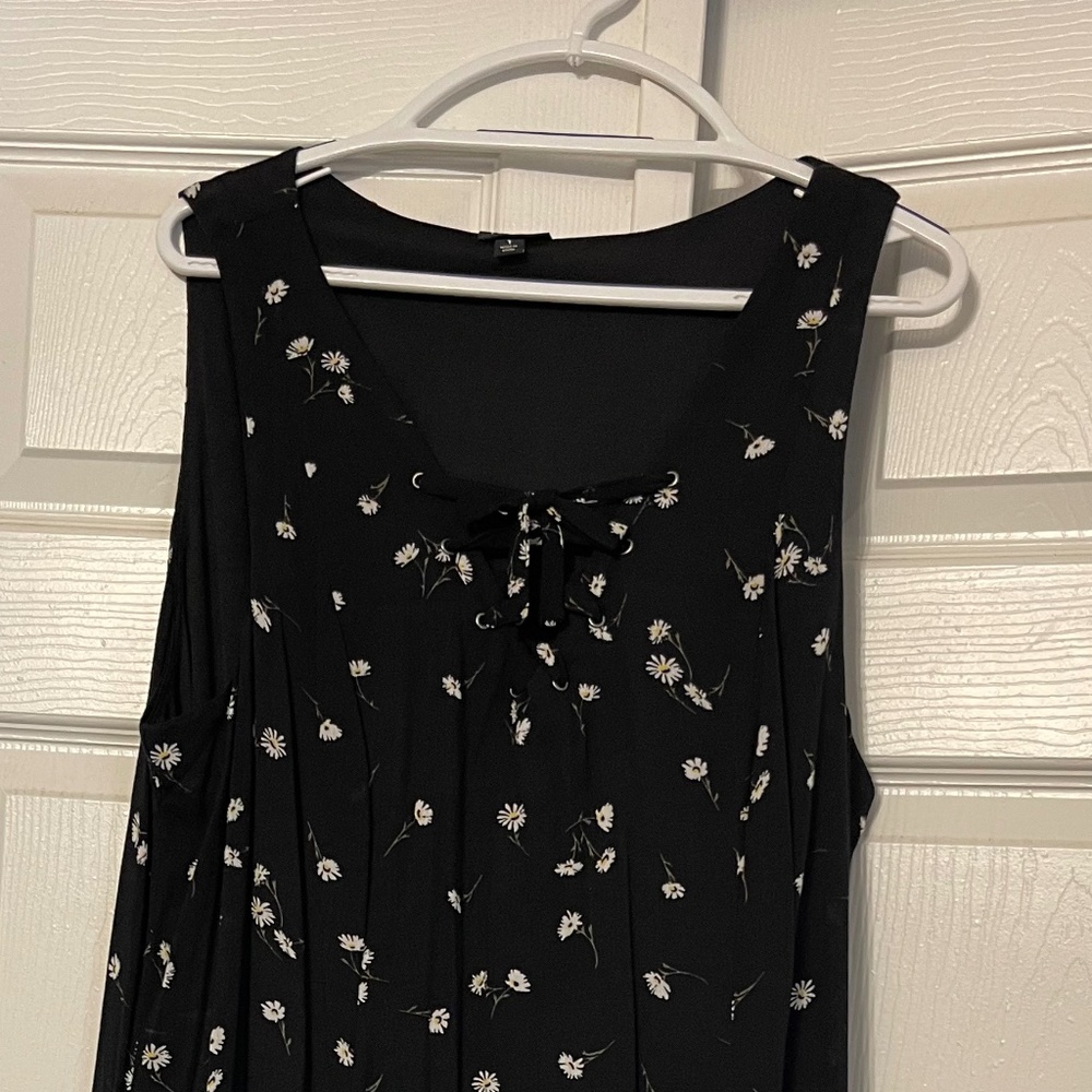 Black Torrid dress with a few flowers on it, plus size 1
